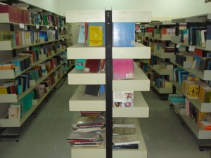 قسم المكتبات - رفوف كتب الاقسام العلمية المتنوعة و المتميزة